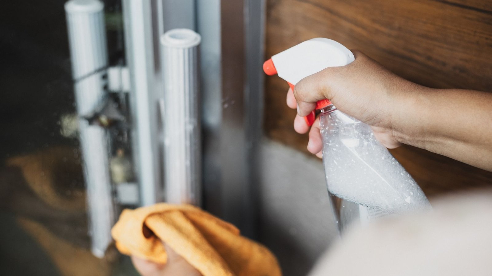 Photo d'un technicien en uniforme Éclanet nettoyant un ascenseur avec soin, désinfectant les boutons et les parois pour garantir une hygiène irréprochable dans une copropriété à La Baule.